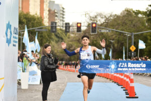 Maratón Internacional de la Bandera 2026: Muñoz y Urrutia, campeones nacionales bajo la lluvia en Rosario