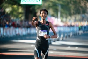 HISTÓRICO: YOMIF KEJELCHA ROMPE EL RÉCORD MUNDIAL DE LOS 21K EN BUENOS AIRES